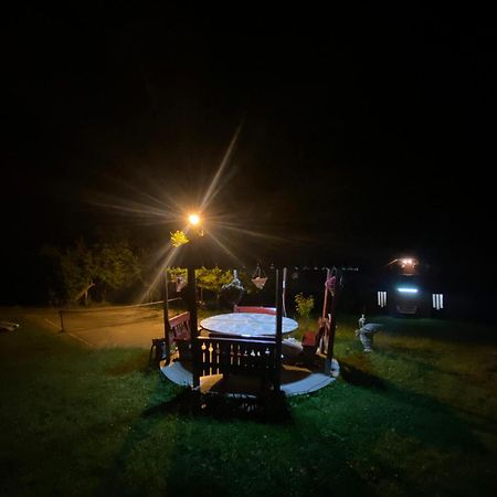 Cabana Cu Teren De Tenis -- Etaj Banita Dış mekan fotoğraf