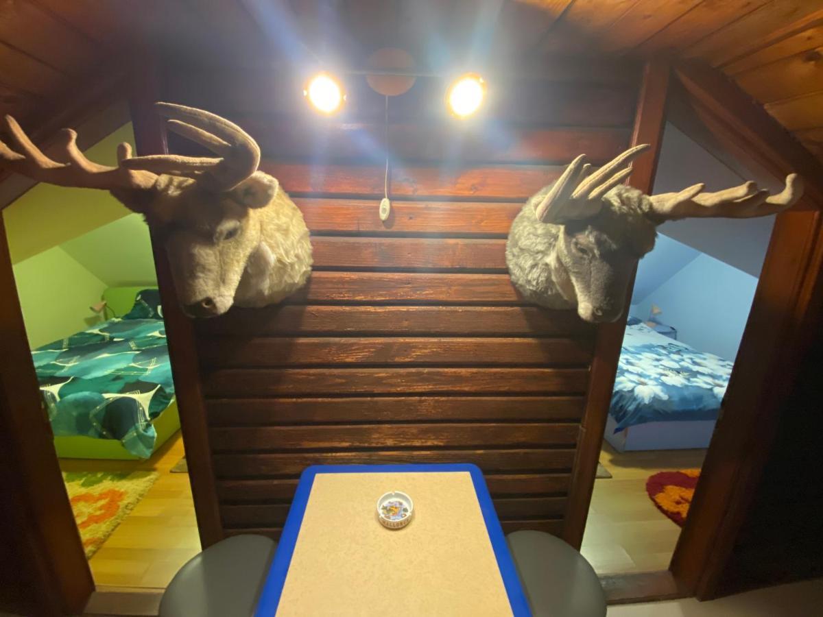 Cabana Cu Teren De Tenis -- Etaj Banita Dış mekan fotoğraf