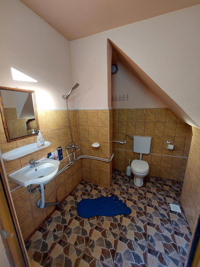 Cabana Cu Teren De Tenis -- Etaj Banita Dış mekan fotoğraf