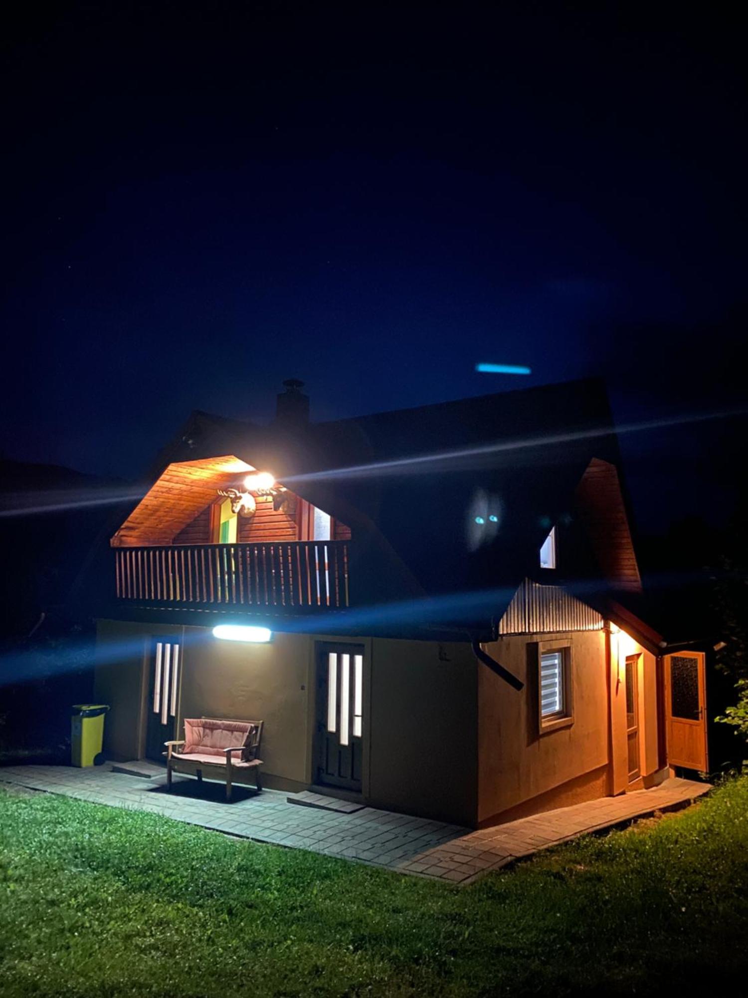Cabana Cu Teren De Tenis -- Etaj Banita Dış mekan fotoğraf